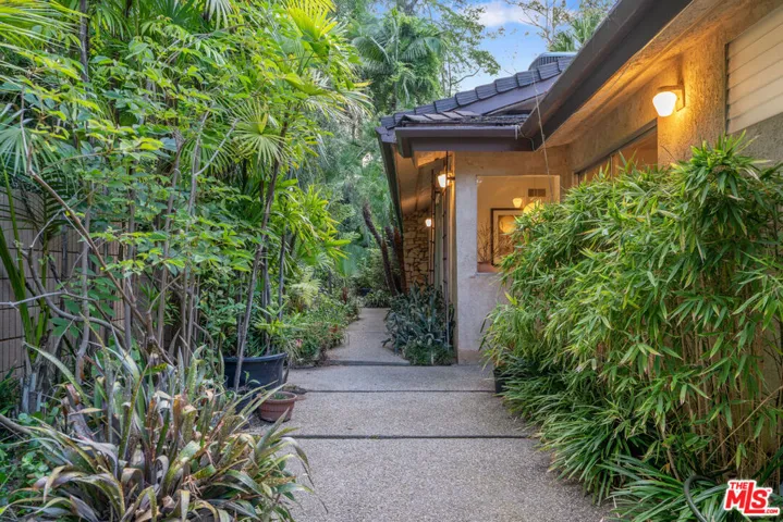 4943 Queen Victoria Road, Woodland Hills, California 91364