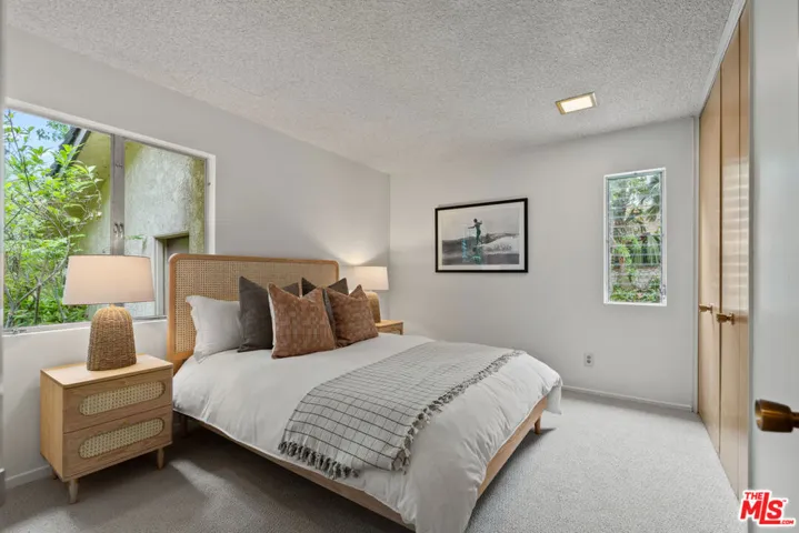 4943 Queen Victoria Road, Woodland Hills, California 91364