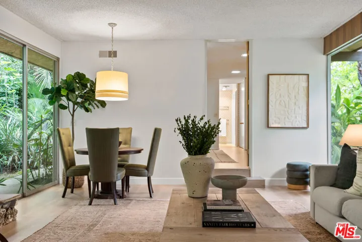 4943 Queen Victoria Road, Woodland Hills, California 91364
