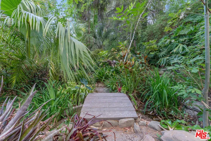 4943 Queen Victoria Road, Woodland Hills, California 91364