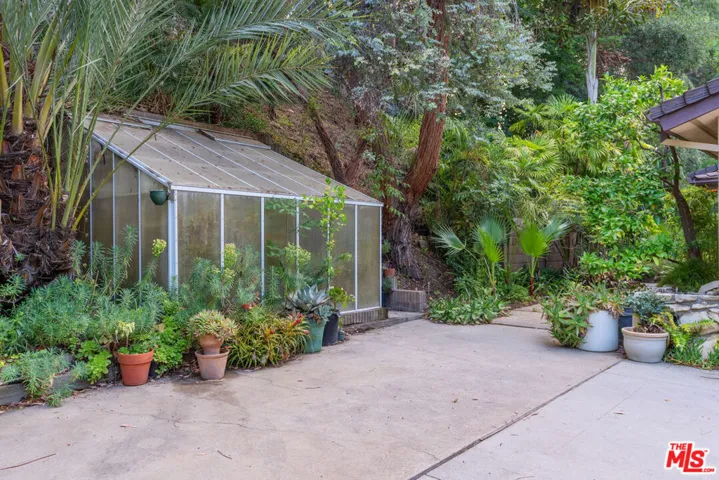 4943 Queen Victoria Road, Woodland Hills, California 91364