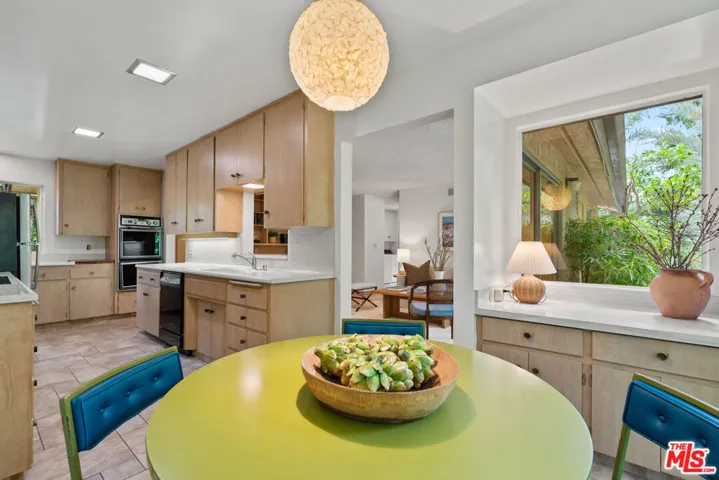 4943 Queen Victoria Road, Woodland Hills, California 91364