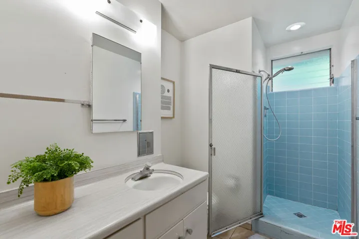 4943 Queen Victoria Road, Woodland Hills, California 91364