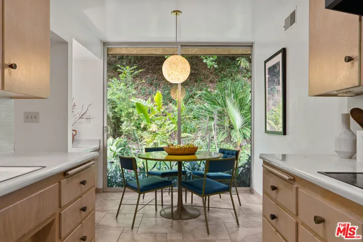 4943 Queen Victoria Road, Woodland Hills, California 91364