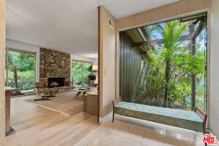 4943 Queen Victoria Road, Woodland Hills, California 91364