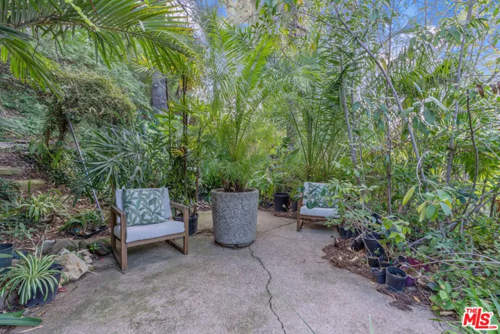 4943 Queen Victoria Road, Woodland Hills, California 91364