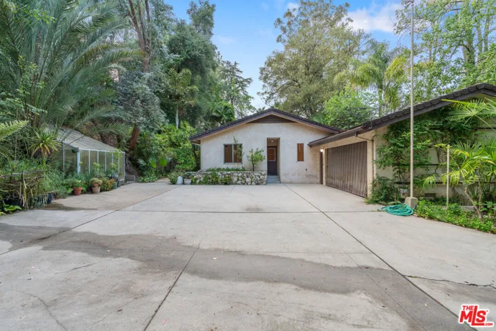 4943 Queen Victoria Road, Woodland Hills, California 91364