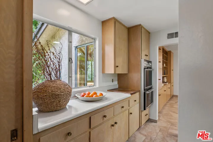 4943 Queen Victoria Road, Woodland Hills, California 91364