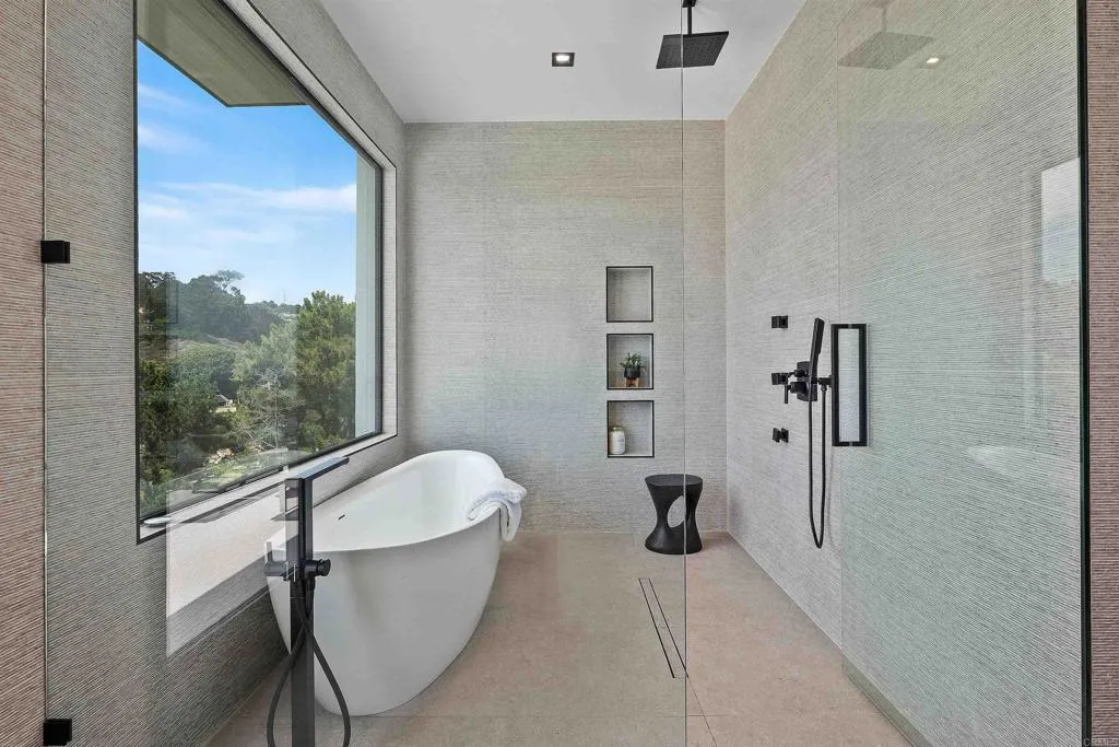 6627 Muirlands Dr, La Jolla, California 92037 home-pic-54