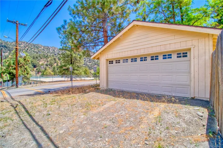 1131 Apple Avenue, Wrightwood, California 92397