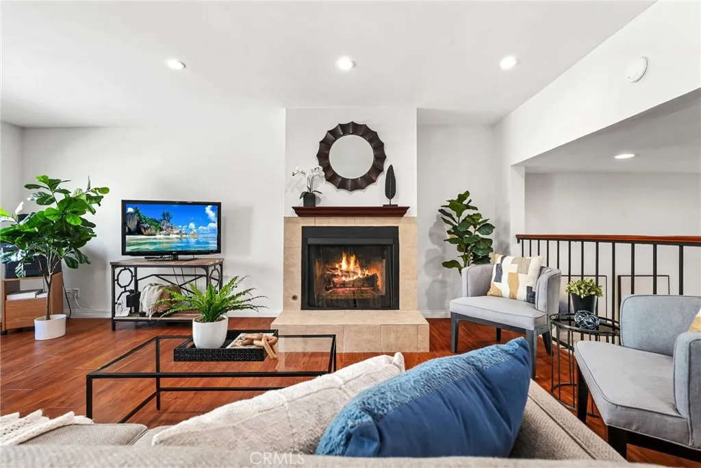 1737 Peyton Avenue E, Burbank, California 91504 home-pic-0