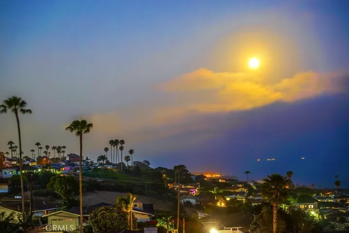 Beautiful view of the strawberry full moon