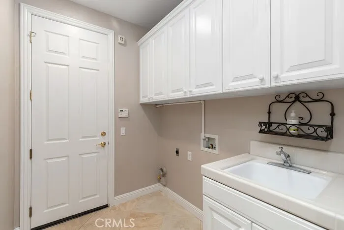 Laundyroom next to garage