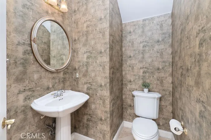 Guest bathroom : down stairs
