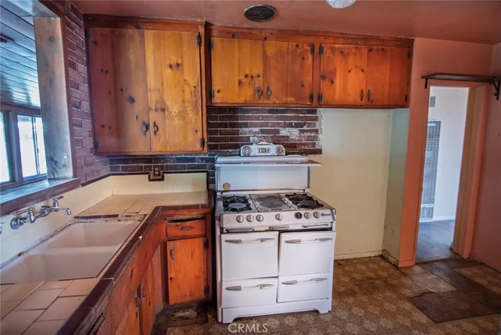 8512 Newcastle Avenue, Northridge, California 91325