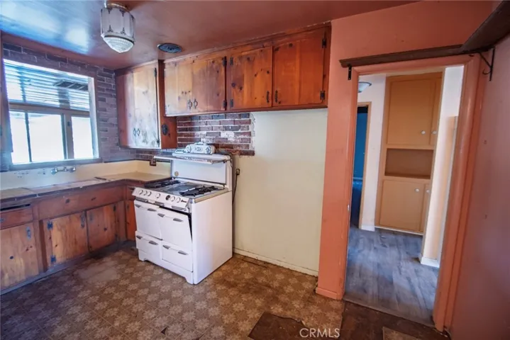 8512 Newcastle Avenue, Northridge, California 91325