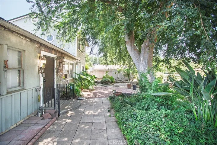 8512 Newcastle Avenue, Northridge, California 91325