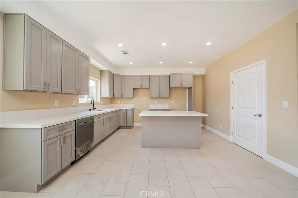 565 N Meridian Avenue, San Bernardino, California 92410 home-pic-14