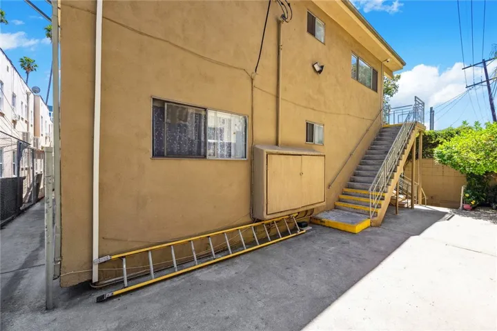 5923 Carlton Way, Los Angeles, California 90028