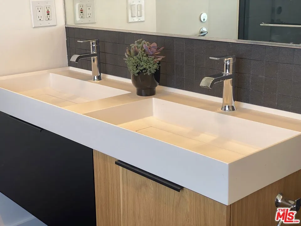 2237 S Bentley Avenue 302, Los Angeles, California 90064 home-pic-43