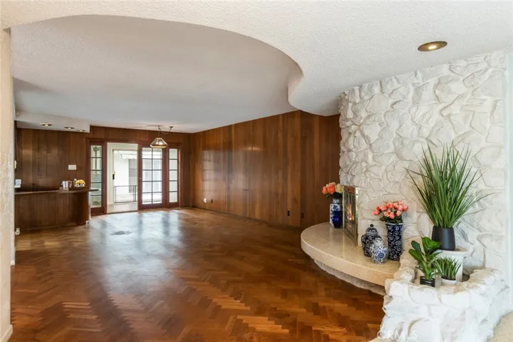 Hansome circular fireplace with additional seating