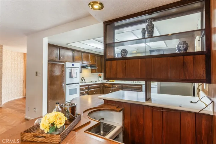 Sunken wet bar with seating