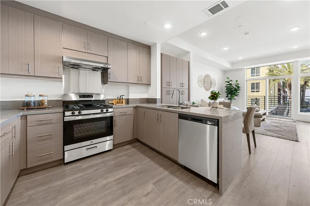 168 S Monterey Street 202, Alhambra, California 91801, 1 Bedroom Bedrooms, ,2 BathroomsBathrooms,Residential,For Sale,Monterey,WS25131418