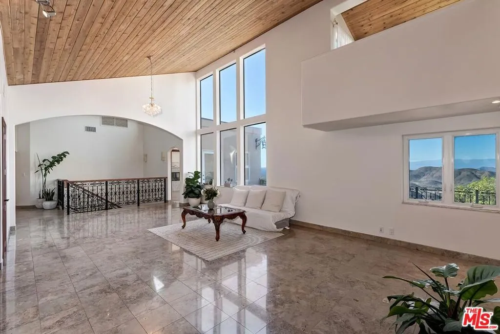 10827 Pacific View Drive, Malibu, California 90265 home-pic-5