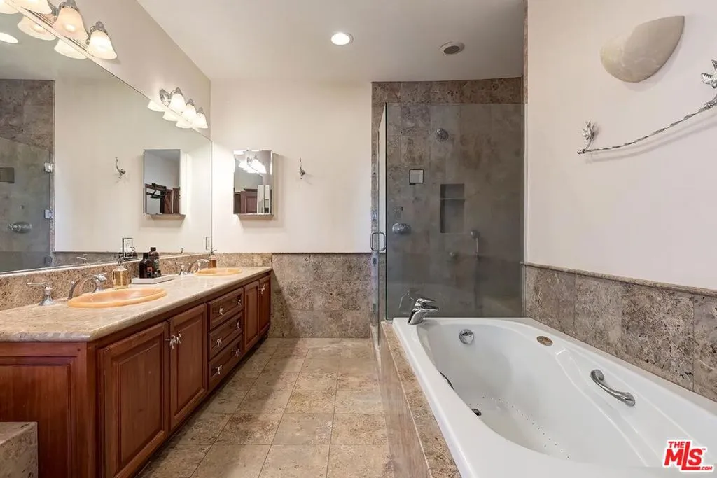 10827 Pacific View Drive, Malibu, California 90265 home-pic-16