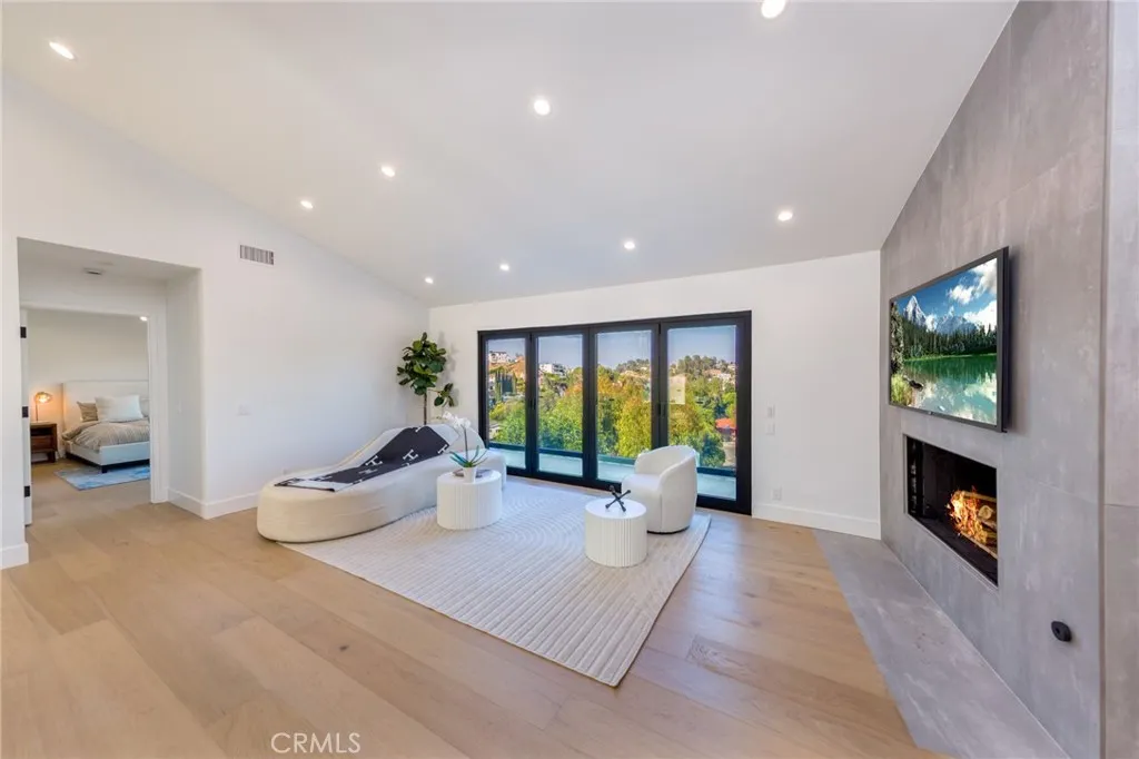 4976 Llano Drive, Woodland Hills, California 91364 home-pic-22