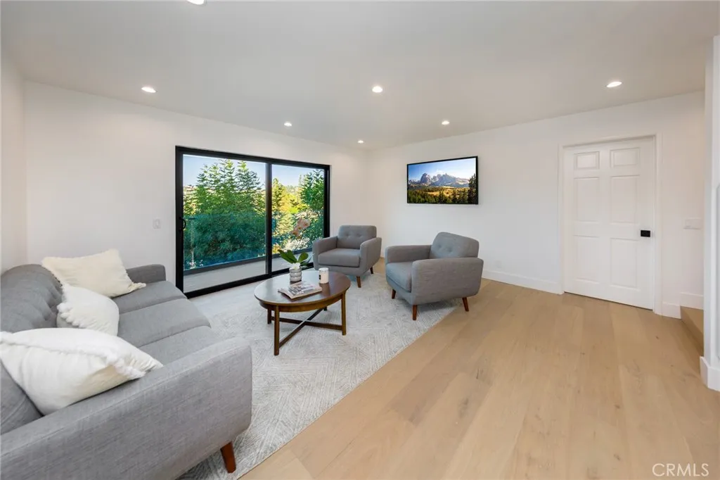 4976 Llano Drive, Woodland Hills, California 91364 home-pic-37