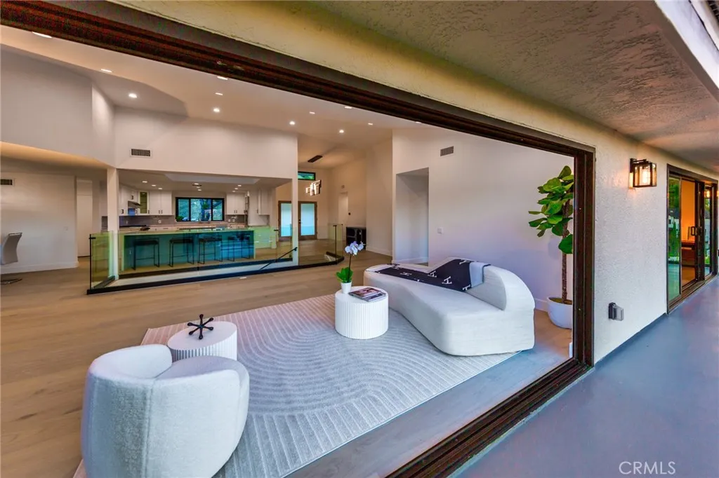 4976 Llano Drive, Woodland Hills, California 91364 home-pic-2