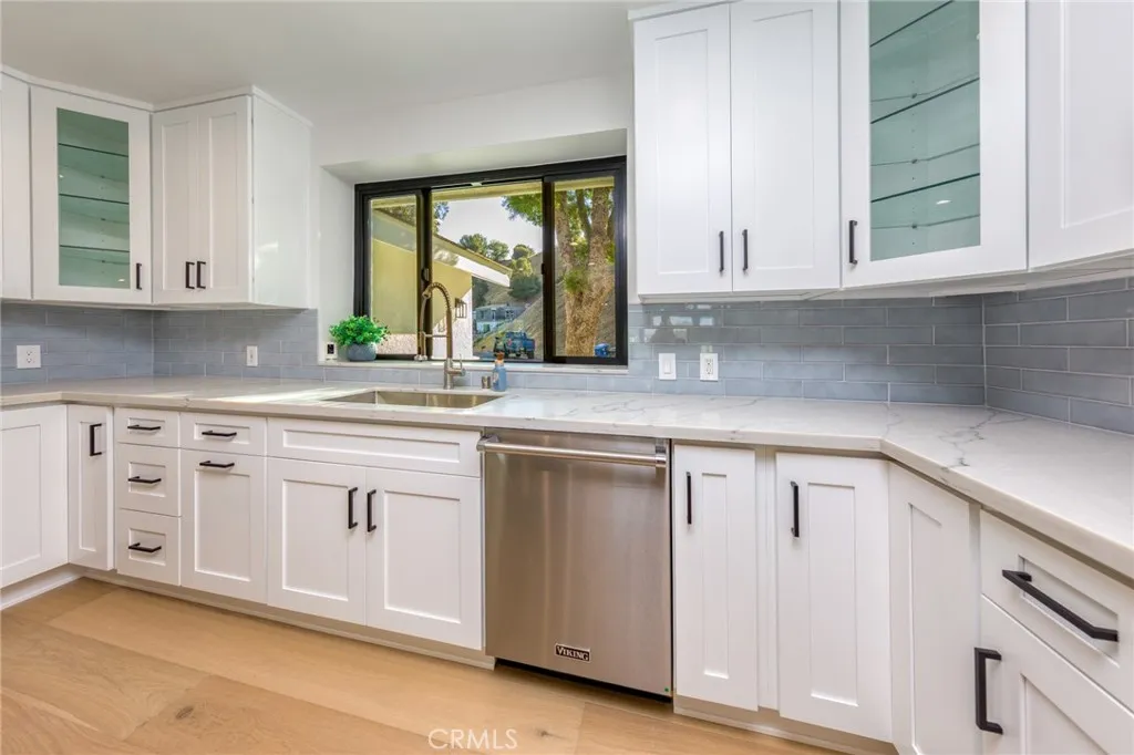 4976 Llano Drive, Woodland Hills, California 91364 home-pic-16