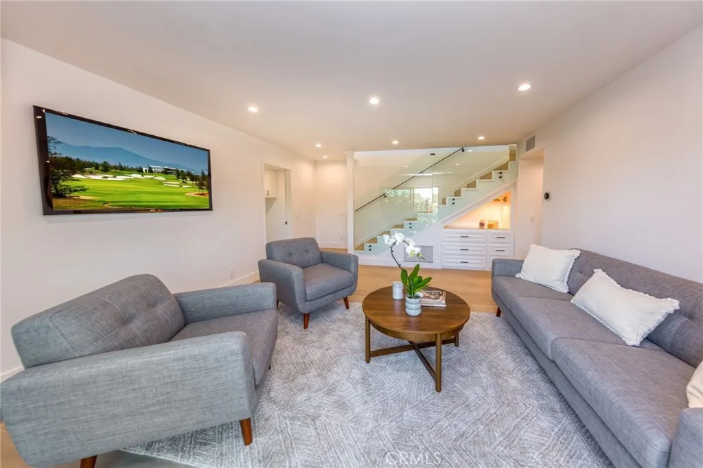 4976 Llano Drive, Woodland Hills, California 91364 home-pic-35