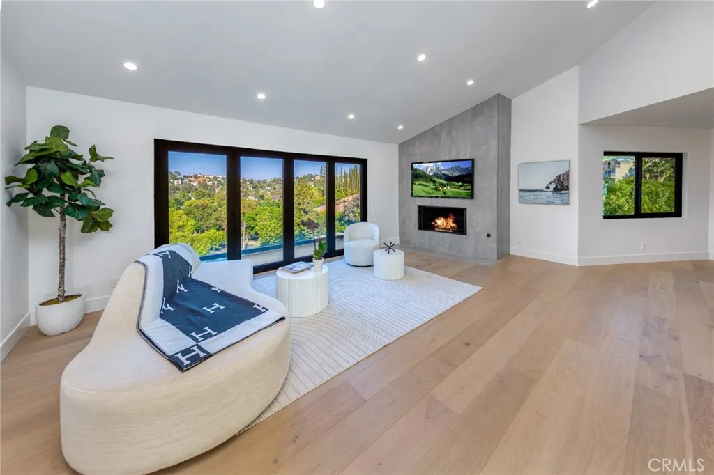 4976 Llano Drive, Woodland Hills, California 91364 home-pic-21