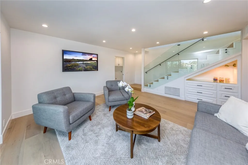 4976 Llano Drive, Woodland Hills, California 91364 home-pic-36