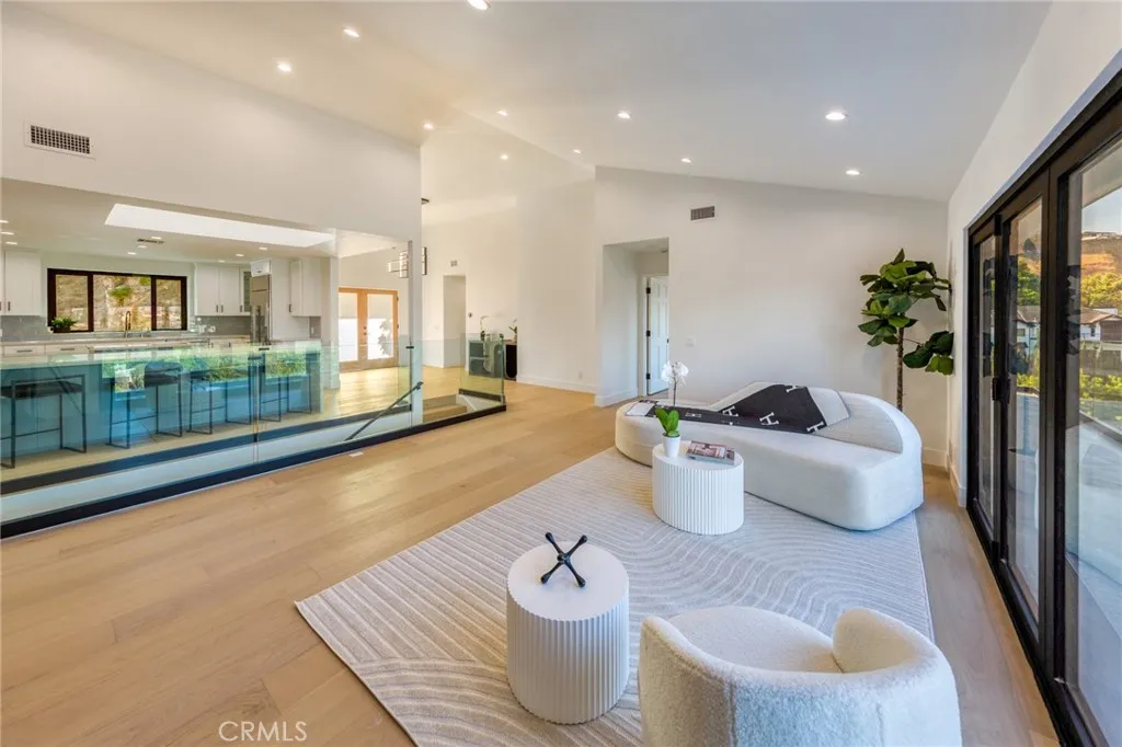 4976 Llano Drive, Woodland Hills, California 91364 home-pic-20