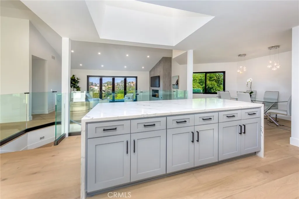 4976 Llano Drive, Woodland Hills, California 91364 home-pic-17