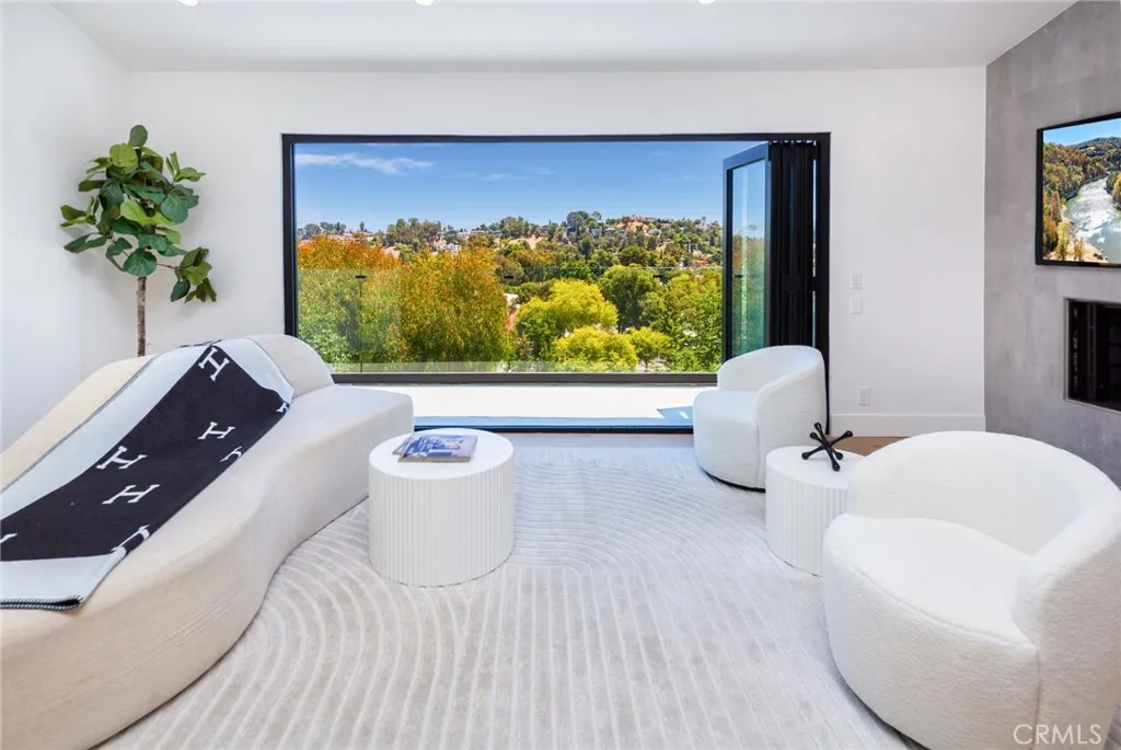 4976 Llano Drive, Woodland Hills, California 91364 home-pic-4