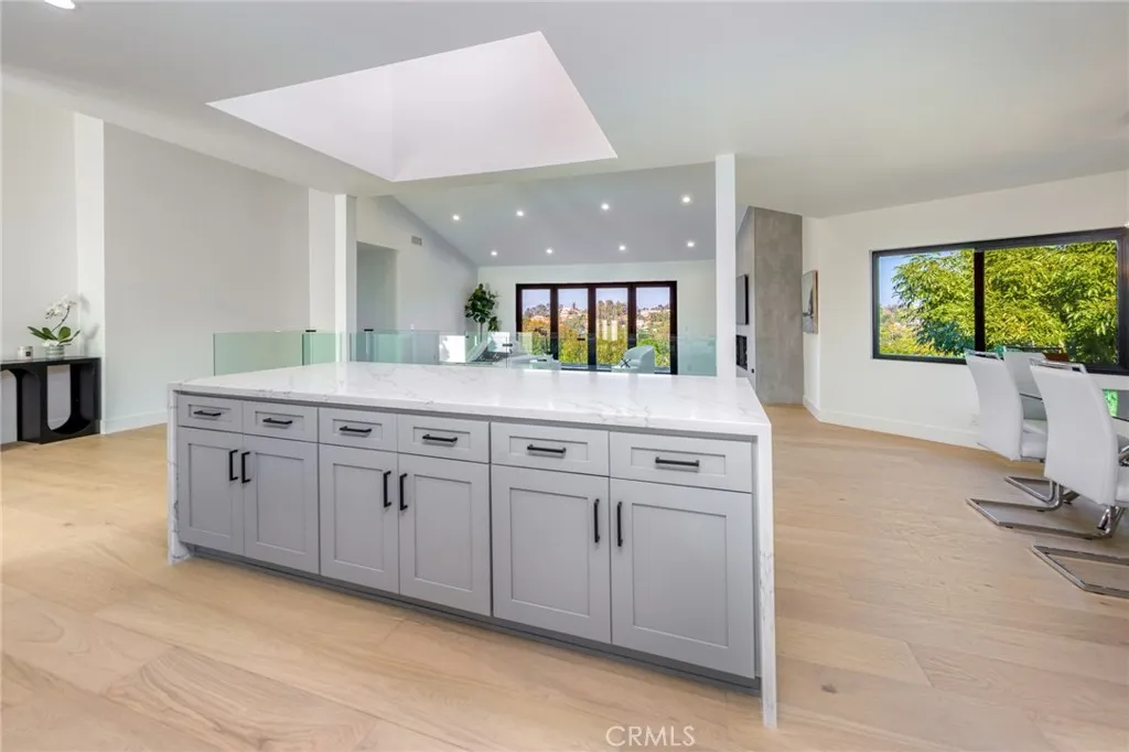 4976 Llano Drive, Woodland Hills, California 91364 home-pic-12