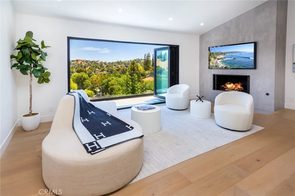 4976 Llano Drive, Woodland Hills, California 91364 home-pic-0