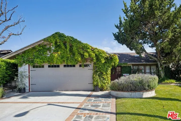 29429 Trailway Lane, Agoura Hills, California 91301