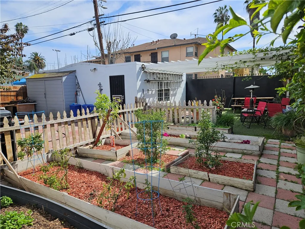 1722 W 60th Place, Los Angeles, California 90047 home-pic-7