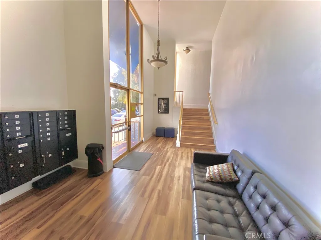 3707 E Livingston Drive 403, Long Beach, California 90803 home-pic-4