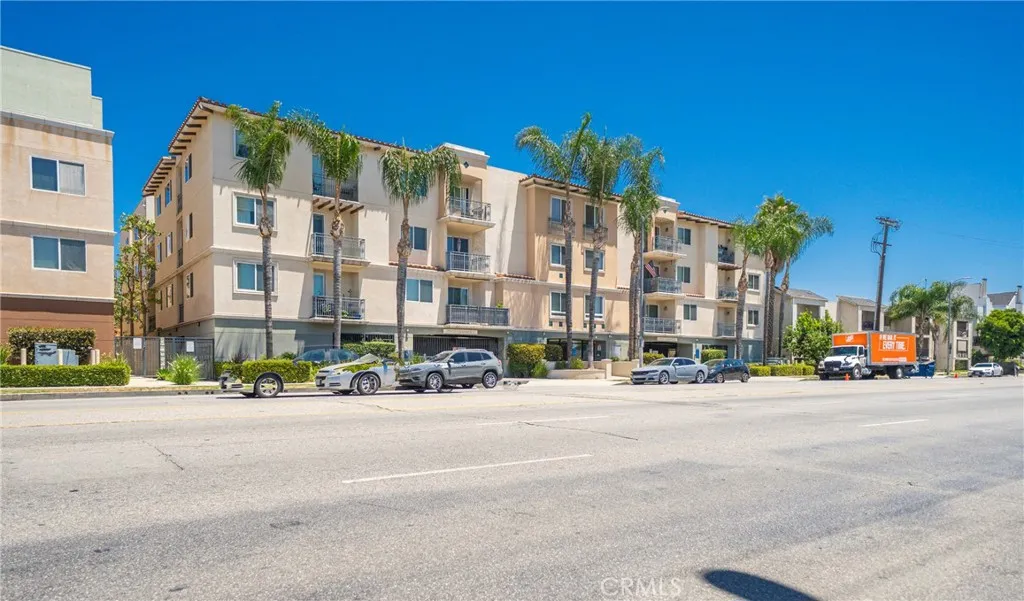 13941 Sherman Way 205, Van Nuys, California 91405, 2 Bedrooms Bedrooms, ,2 BathroomsBathrooms,Residential Lease,For Rent,Sherman,PW25132262