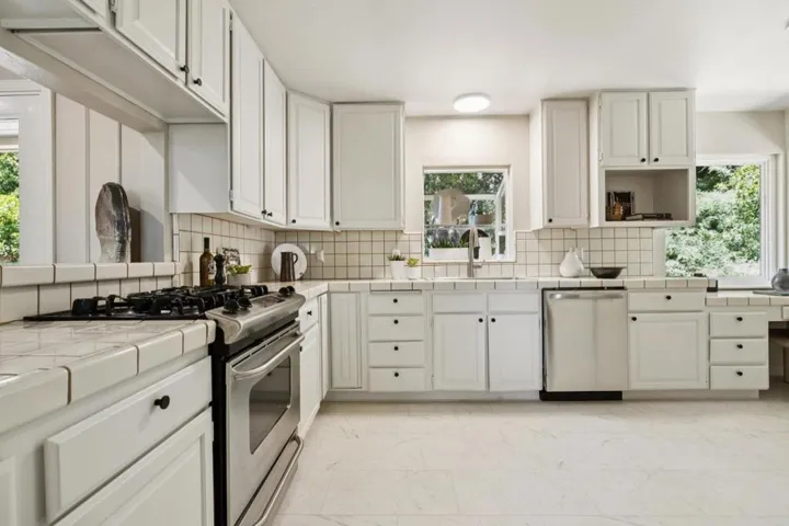 10605 Berkshire Drive, Los Altos Hills, California 94024