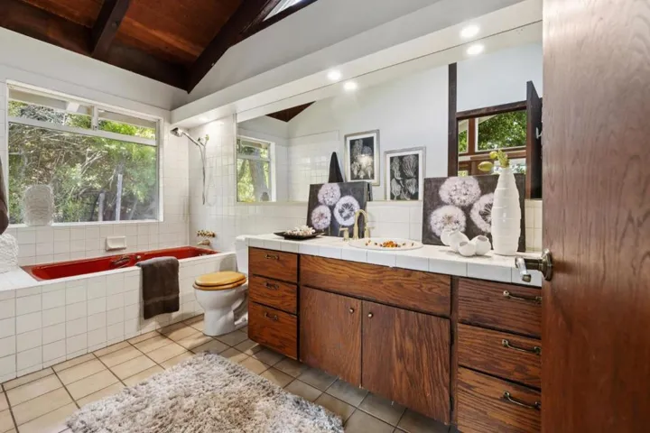 10605 Berkshire Drive, Los Altos Hills, California 94024