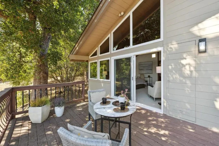10605 Berkshire Drive, Los Altos Hills, California 94024
