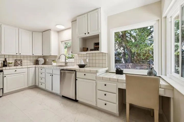 10605 Berkshire Drive, Los Altos Hills, California 94024