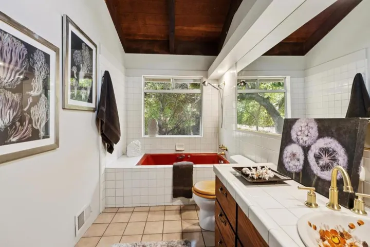 10605 Berkshire Drive, Los Altos Hills, California 94024